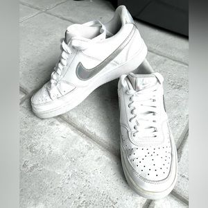 NIKE WOMENS COURT VISION LOW SNEAKER - WHITE